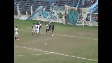 ¡Hinchas saltaron a la cancha y agredieron al equipo rival!
