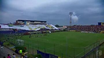 ¡Genial recibimiento de hinchas del Luqueño a su equipo!