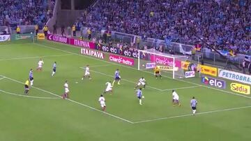 ¡Defensa de Gremio erró un gol debajo del arco!