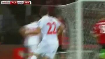 Altercado tras el gol anulado a Serbia en un partido tenso