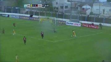 ¡Era más fácil hacer el gol, pero la mandó a las nubes!
