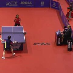 Insuperable punto de Ping Pong de espaldas a su rival