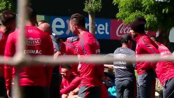 Niña símbolo de la Teletón visitó a la 'Roja' tras el empate