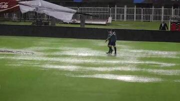 Árbitros evalúan el estado de la cancha del Monumental