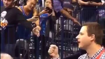 La crueldad de un aficionado de los Thunder con Calderón