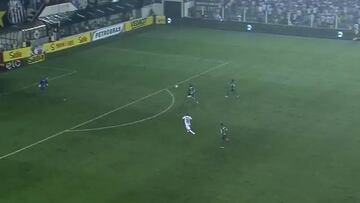 ¡Delantero de Santos falló el gol más increíble del 2015!