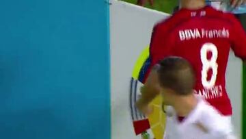 ¡Uruguayo Sánchez cacheteó al pasapelotas y vio la roja!