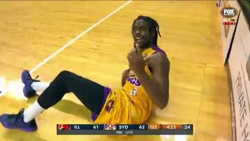 ¡Hincha le tiró su cerveza a jugador del equipo rival!