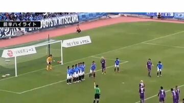 Cuatros jugadores fintan el tiro libre... y el quinto anota