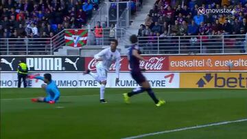 James no saludó a Benítez y tiró una botella por el cambio