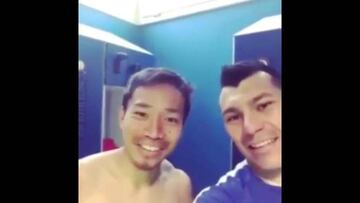 El c車mico trolleo de Medel a su compa?ero Nagatomo