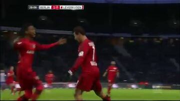 El gol de 'Chicharito' de disparo cruzado ante el Hertha Berlin
