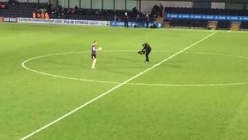 ¿Será este el peor exponente de fútbol freestyle del mundo?