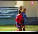 ¡Cobarde agresión de un futbolista a un jugador rival!