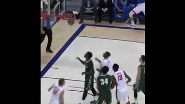 ¡Basquetbolista con un brazo anotó sus primeros puntos!