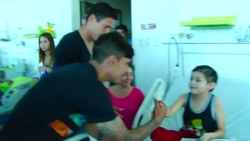 Jugadores de la U visitaron a niños de un hospital en Navidad