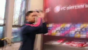 Xabi Alonso mostró todo su talento en el básquetbol