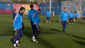 Buen ambiente en el último entreno del año del Barça