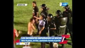 ¡Un policía le tiró gas pimienta en la cara a un jugador!