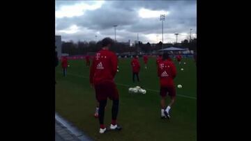 Neuer cautivó con un lujito en su vuelta a las prácticas