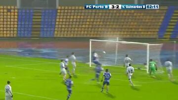 El increíble golazo a puro toque del Porto B en plena lluvia