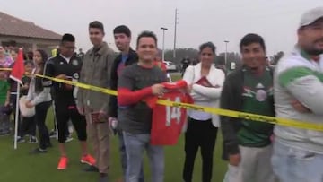 ¿Cuántos autógrafos pudo firmar Chicharito tras entrenarse?