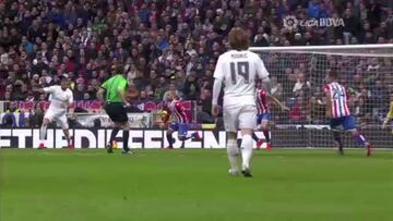 La patada de James que sacó del campo a Benzema