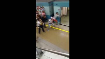 Dura pelea en el metro entre hinchas albos y de la U peruana