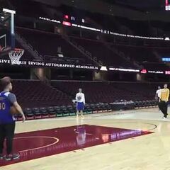 Steve Kerr no pierde el toque: ¡Vaya canasta de medio campo!