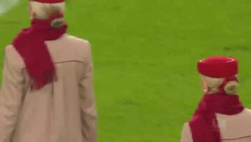 ¡Azafatas entraron a la cancha y animaron el entretiempo!
