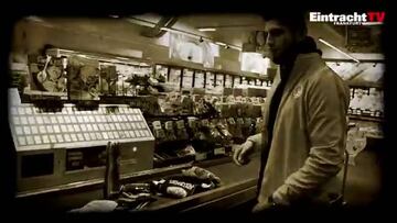 Marco Fabián protagoniza divertido video en el Eintracht