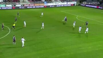 Desmadre en Ipurúa: ¡Cae de cabeza al césped por Bastón!