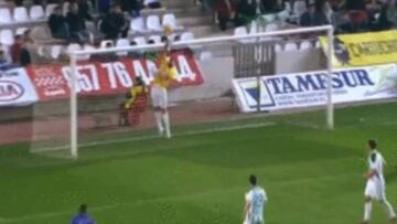 Gif del gol de 40 metros a un portero que es un jugador