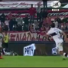 ¡Criminal patada en la cabeza de Álvaro Pereira a un rival!