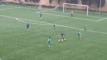 El periodista que atacó a fan con un plátano inflable y lo más visto