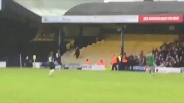 ¡Se volvió loco y peleó con toda la hinchada rival!