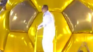 Neymar's father and sister dance in the Rio Carnaval