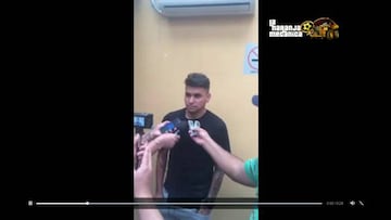 Jugador lo¨ªno ofreci¨® disculpas por orinar auto policial