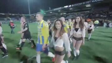 Equipo sali¨® a la cancha con modelos en lencer¨ªa