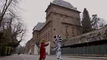 La amistosa previa de las mascotas de Bayern y Juventus