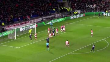 El árbitro anuló un gol a Godín: subió a lomos de Moreno