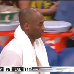 El último abrazo Kobe-Curry y los calcetines de la suerte