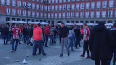 Police eject PSV supporters from the Plaza Mayor in central Madrid