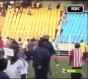¡Juez de línea recibió una brutal golpiza en el Congo!