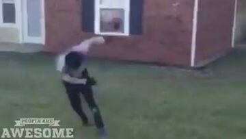 ¡Vaya forma de hacer piruetas! Puede pasar encima de carros