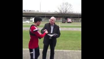 Aránguiz recibió el cariño de los hinchas tras entrenamiento