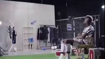 Así cuelga sus zapatos Pogba después del entrenamiento