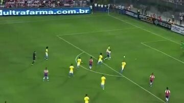 Dani Alves salva a Brasil de la derrota en el último suspiro