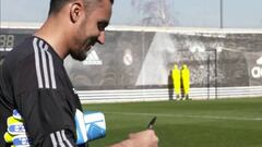 Keylor Navas makes no-look save