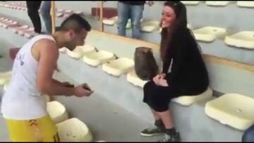 ¡Anota un gol y va a la tribuna a proponer matrimonio!